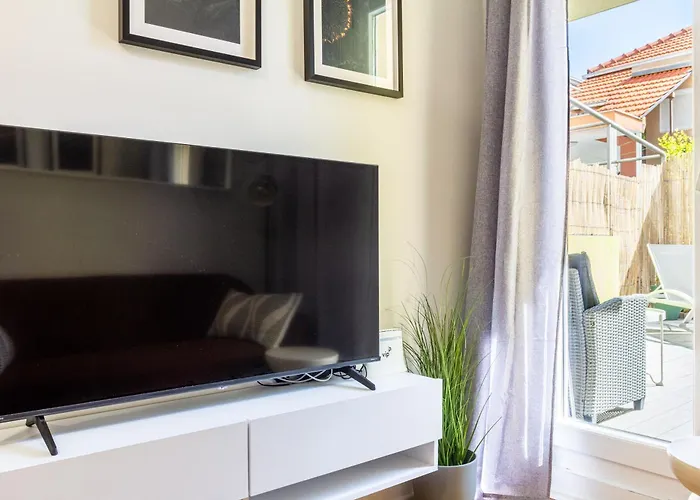 Point Apartment *